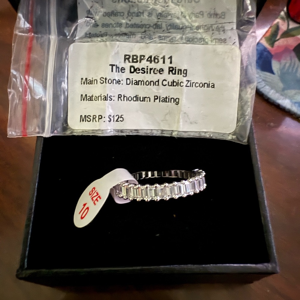 Elegant Silver Rhodium-Plated Ring with Diamond Cubic Zirconia